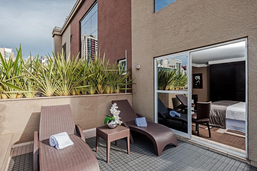 Suite patio and seating area at Full Jazz by Slaviero Hotéis
