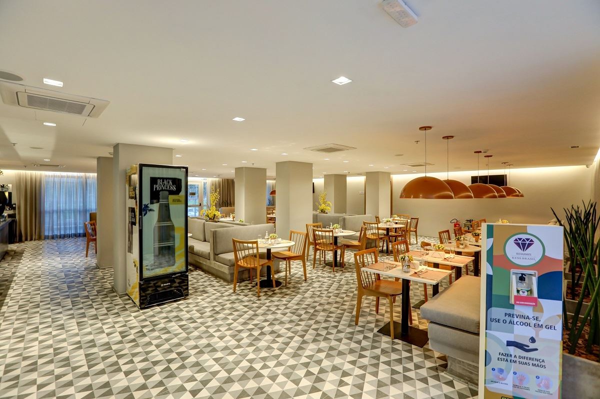 Restaurant seating area at Comfort Hotel Guarulhos Aeroporto
