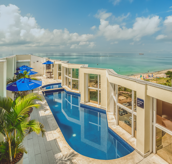 Hotel Brisa Suites Pajuçara outdoor pool overlooking the sea