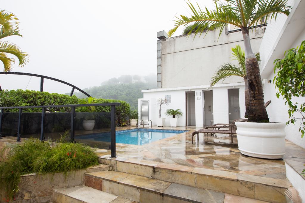 Augusto's Rio Copa Hotel — pool terrace