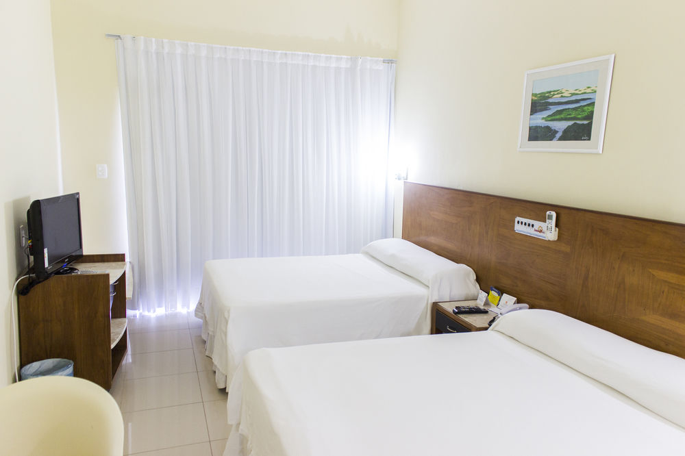 Guest room with twin beds at El Aram Imirá Beach Resort