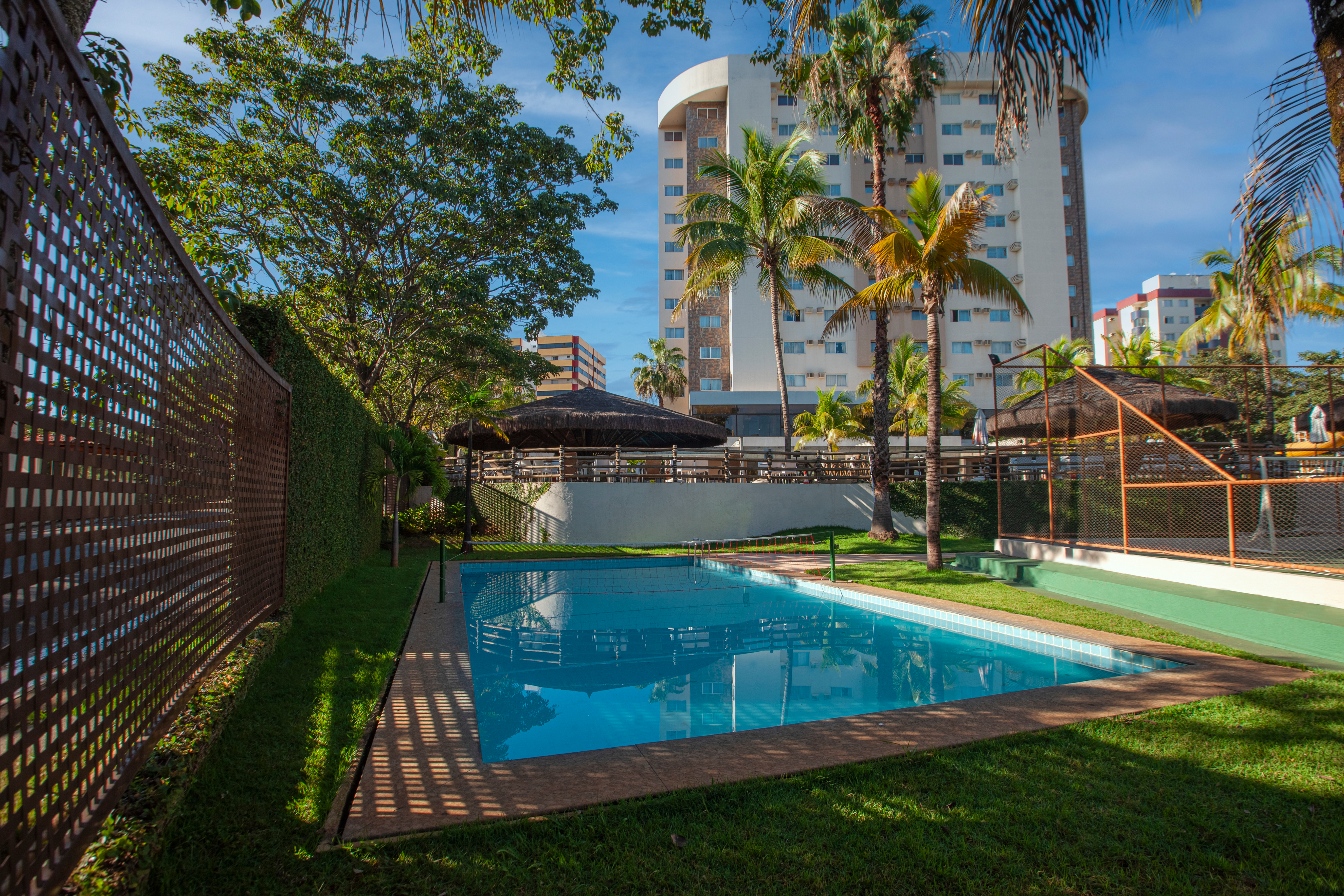 Best Western Suites Le Jardin Caldas Novas — hotel exterior at night