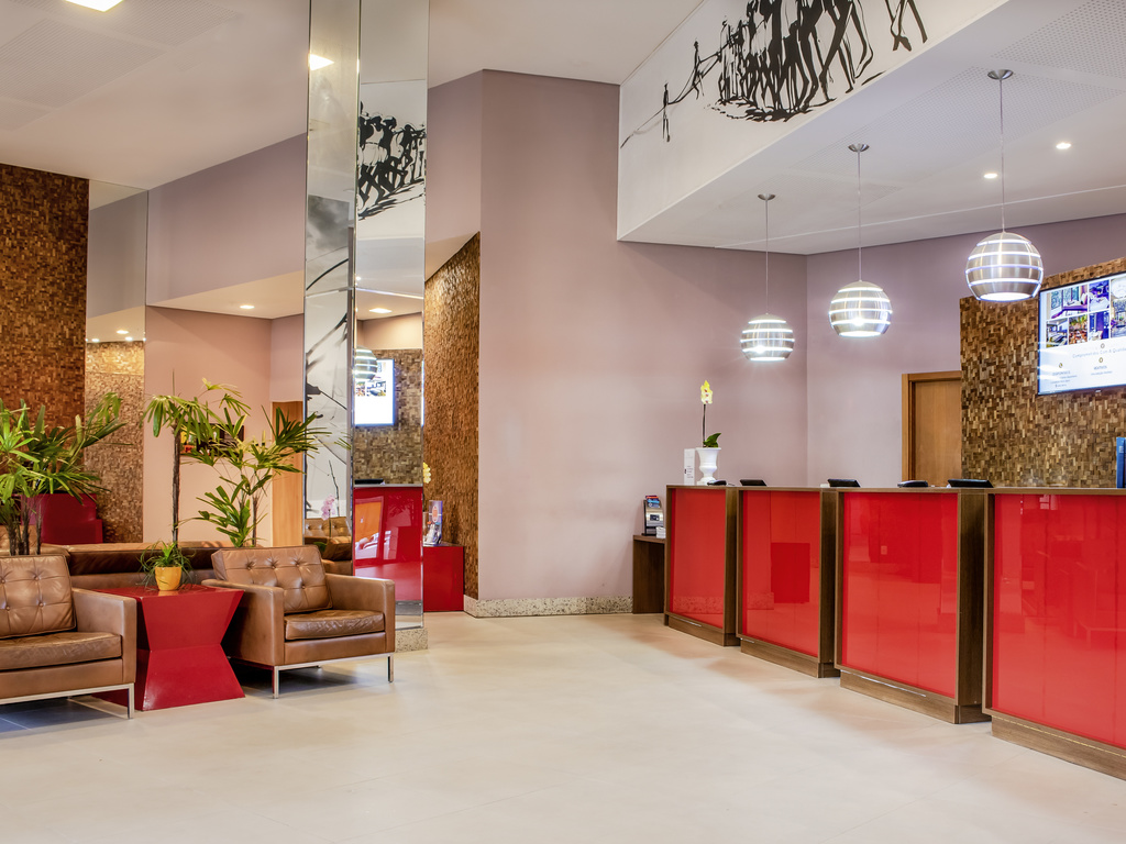 Lobby seating area at Hotel Mercure Salvador Boulevard